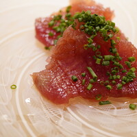 佐野鮨 - 口当たりに感じる炭の香りを皮切りに、細かく入れた切り込みでダイレクトな馴染みが生まれ、オイルで潤滑に旨みをグッと湧き出す。 ふぐねぎの青みをしっかりアクセントに添え、いきなり心を掴まれる味で魅了させる。