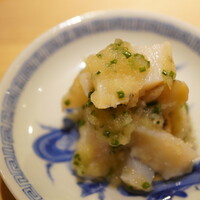 佐野鮨 - コリッとした歯応えもあれば柔らかな食べ心地と食感を愉しませ、咀嚼で膨らむ磯感とふぐねぎの青みがベクトルを合わせながら、さっぱりと強かな旨みを与える。 夏らしいバランスでお酒のアテとして見事にフィット。