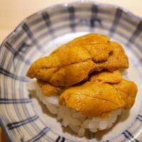 佐野鮨 - クリアながらボヤけない凛とした旨味があり、自慢のシャリとベクトルを合わせるように旨さの相乗が自然と生まれる。