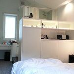 軽井沢ホテルブレストンコート - ベッドから食器棚越しに見えるのがバス＆シャワー、壁で仕切られていません(苦笑)