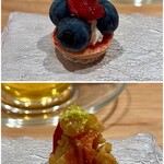 Haruka Murooka - 写真上：ブルーベリーと苺のマカロン
      写真下：セミドライ桃のタルト