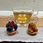 Haruka Murooka - 写真左：ブルーベリーと苺のマカロン
      写真右：セミドライ桃のタルト