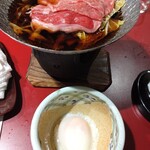 割烹よし田 - 黒毛和牛のすき焼きに温泉玉子をつけて