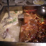 海底捞火锅 - 唐辛子一杯浮いてるけど全然辛くないヨ