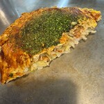 廣島田村商店 - 肉玉そばの断面。綺麗なグラデーションです。