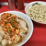 ラーメン二郎 - ラーメン（990円）＋つけ（100円）＋味うずら（120円）＋SUPERキムチ（150円）＋スーパーにんにく（100円）、ニンニクコール