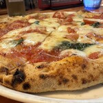 オーノ ボーノ - ◆マルゲリータ
      　Pizza Margherita
      　1,400円（税込）
      　フレッシュバジル・伊モッツァレラ・
      　伊ペコリーノロマーノ（羊乳）・生トマト・
      　自家製トマトソース