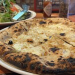 オーノ ボーノ - ◆スモークサーモンと野菜サラダのピザ
      　2,000円
      　ロシア産 天然の紅鮭・伊モッツァレラ
      　伊ペコリーノロマーノ
      　オリープ・ケイパー
      　産地指定の葉野菜と根菜を数種類
      　自家製ドレッシング