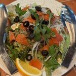 オーノ ボーノ - ◆スモークサーモンと野菜サラダのピザ
      　2,000円
      　ロシア産 天然の紅鮭・伊モッツァレラ
      　伊ペコリーノロマーノ
      　オリープ・ケイパー
      　産地指定の葉野菜と根菜を数種類
      　自家製ドレッシング