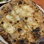 オーノ ボーノ - ◆スモークサーモンと野菜サラダのピザ
      　2,000円
      　ロシア産 天然の紅鮭・伊モッツァレラ
      　伊ペコリーノロマーノ
      　オリープ・ケイパー
      　産地指定の葉野菜と根菜を数種類
      　自家製ドレッシング