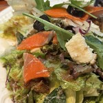 オーノ ボーノ - ◆スモークサーモンと野菜サラダのピザ
      　2,000円
      　ロシア産 天然の紅鮭・伊モッツァレラ
      　伊ペコリーノロマーノ
      　オリープ・ケイパー
      　産地指定の葉野菜と根菜を数種類
      　自家製ドレッシング