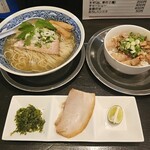麺奏 弥栄 - 伊吹いりこ冷やし塩らぁ麺（1300円）醤油肉バターライス（400円）