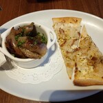 ランビアンス ドゥース - アミューズ。砂肝のコンフィとタルトフランベ。おかわり３回したい！