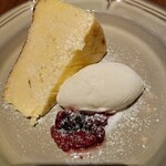 ランビアンス ドゥース - 写真撮るのも忘れ気がついたらデザート。ガトーフロマージュとバニラアイスクリーム。