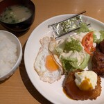 社 - から揚げコロッケ定食　800円