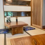 上州そば処 山名の里 - 初めてのお座敷。このテーブルも一枚板で、高そう！壁の棚の中には、火縄銃が！