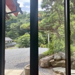上州そば処 山名の里 - お庭には、二羽、ニワトリじゃなく、松が。