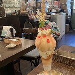 カフェ ド リオン - プリンセスピーチのパフェ 2728円