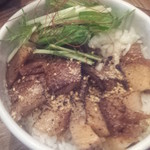 チャーシュー丼（上からバーナーで炙ってくれる）