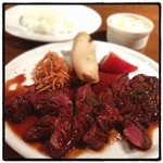 Carne Bar Katete - 牛ハラミのステーキ・赤ワイン風味の特製わさび醤油ソース。
            焼き加減がいい。
            ¥980の肉としては上等。