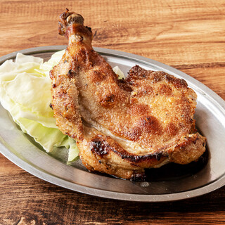 自家製スパイスの効いた「骨付鳥」