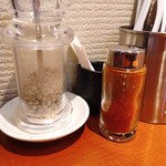 麺処 武壱 - 卓上の調味料