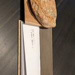 TOKi - メニューが静かに置かれており、お料理が運ばれて来ると…