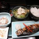 串の味 東八 - 東八ヤエチカ・ランチ・焼き魚定食+納豆+サラダ