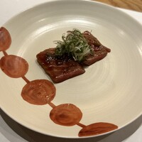 隠れ家鉄板おぶ - 黒毛和牛のザブトンの炙り刺し