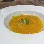 赤白 - マンゴーと桃の夏スープ　トッピングに刻んだセロリを含む野菜たち。セロリの青臭さが甘さを引き締め、歯応えがいいアクセントになっている