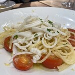 赤白 - イカのレモンパスタ　見たままの味だがバターとレモンが乳化したソースが味わい深くで、バゲットに付けて完食