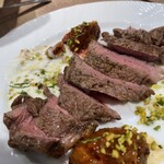 赤白 - ラムのグリル　白ソースには刻んだピスタチオが入っている。赤ソースは何やらミートソース的な⁉️バカ舌でレポート無理。