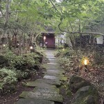 いちの川 - 木に囲まれた道を歩きます