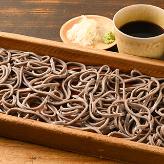山形の蕎麦粉を使った、挽きぐるみの田舎蕎麦を板に載せてご提供