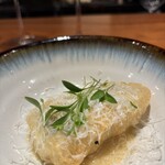 luogo - 穴子ベニエ(ビールのフリット) ヴァンブラン　パルミジャーノ　マイクロコリアンダー