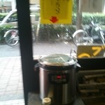 池袋壬生 - そば湯はセルフサービスです。