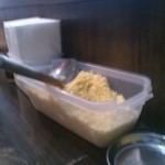 池袋壬生 - テーブル上にある天かすです。