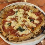 オーノ ボーノ - ◆マルゲリータ
      　Pizza Margherita
      　1,400円（税込）
      　フレッシュバジル・伊モッツァレラ・
      　伊ペコリーノロマーノ（羊乳）・生トマト・
      　自家製トマトソース