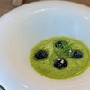 ブルーセゾン - アミューズ / メロンのガスパチョ。胡瓜と様々な柑橘を使用したさっぱりテイスト。ブルーベリーの甘さとビネガーの塩味のコントラストが楽しめます。