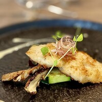 ブルーセゾン - 魚料理/ 鱧のムニエル ソースヴァンブラン。丁寧に骨切りされている鱧。茗荷とアルファルファが和を感じ、添えられた舞茸とズッキーニのソテーも絶妙な火入れ加減です。