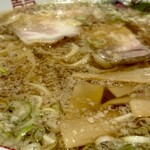 成龍萬寿山 - 細かな背脂と葱がのった 萬寿山ラーメン