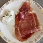 サイゼリヤ - 生ハムとモッツァレア盛り合わせ