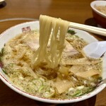 成龍萬寿山 - 上海ラーメンと比べて 平打ちの太麺です