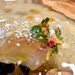 IL TEATRINO DA SALONE - お造り）神経締め真鯛のカルパッチョ｡出汁のジュレやハーブで香りや辛味を演出｡