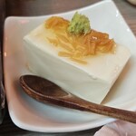 ジンギスカン ひつじや - お通し　冷や奴のなめ茸わさび