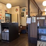 ラーメン屋モン吉 - 明るい整頓された店内です。　スカッとしてる。
