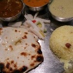グルガオン - ランチ　3色カレー　手前の丸いのがチーズクルチャ