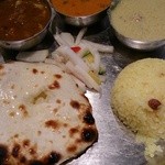 グルガオン - ランチ　3色カレー　手前の丸いのがチーズクルチャ