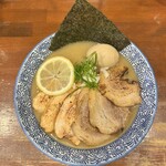 麺や而今 - 冷やし節らぁめん全部増し（1700円）＋半熟味付け煮卵（150円）