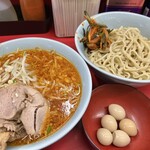 ラーメン二郎 - 小ラーメン（940円）＋トマたまつけ麺チーズ入り（250円）＋ピリ辛にらだれ（80円）＋味付うずら（120円）、ニンニクコール